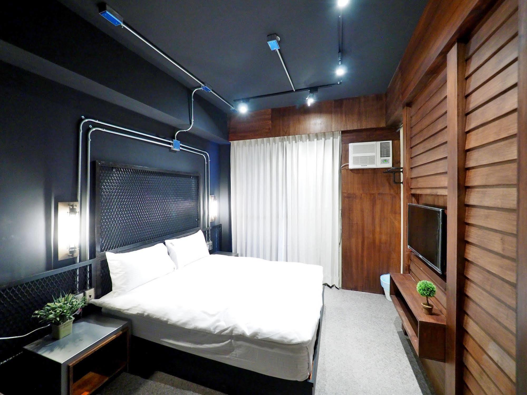Loft Hostel Fengjia Taichung Exterior photo